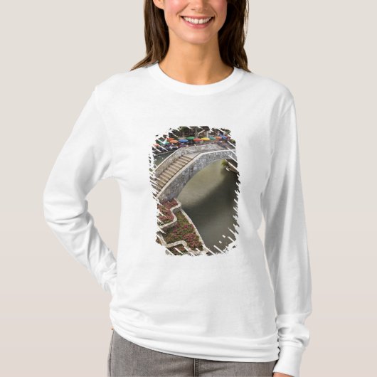川沿いのレストランと橋 Tシャツ (正面)