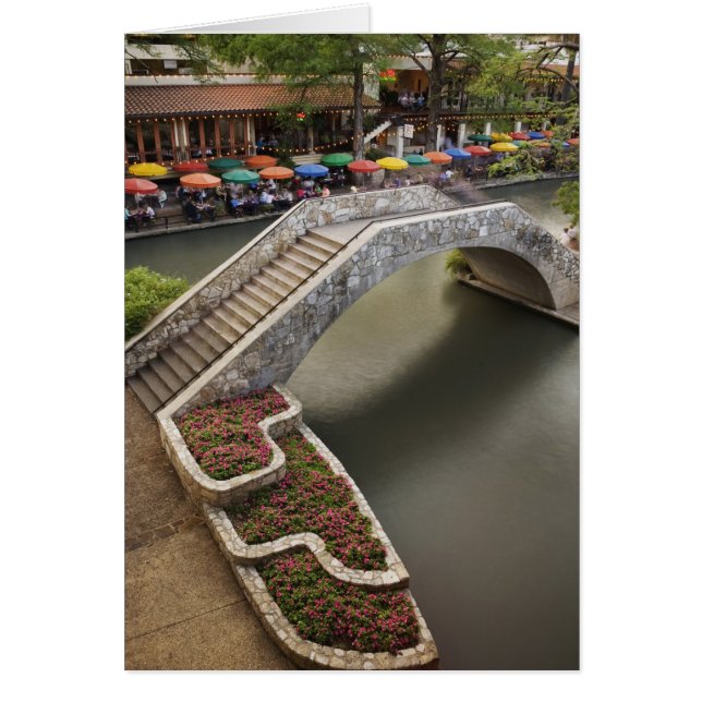 川沿いの屋外カフェとその上の橋 (正面)