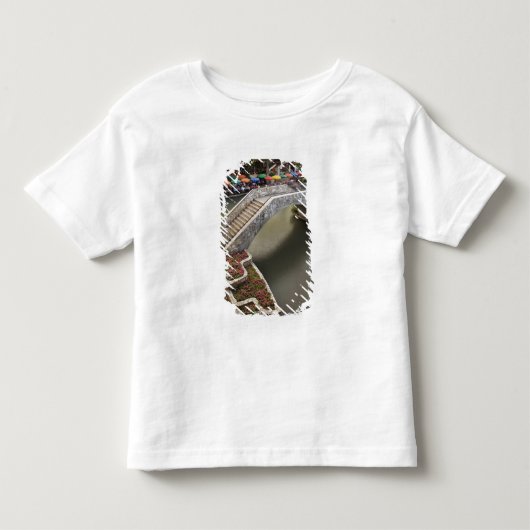 川沿いの屋外カフェとその上の橋 トドラーTシャツ (正面)