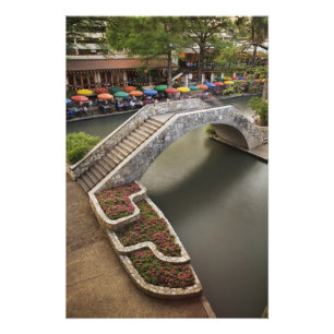 川沿いの屋外カフェとその上の橋 フォトプリント           