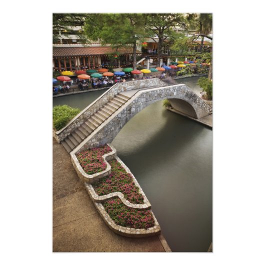 川沿いの屋外カフェとその上の橋 フォトプリント (正面)