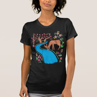川沿いの幻想的な水彩の鹿 Tシャツ