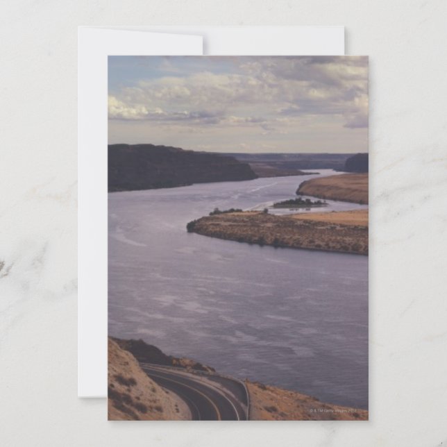 川沿いの道路 (正面)