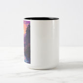 川渓谷の上の紫色の地平線。 ツートーンマグカップ (中央)