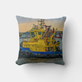 川、モンテビデオ、ウルグアイでセーリングするタグボート クッション (正面)