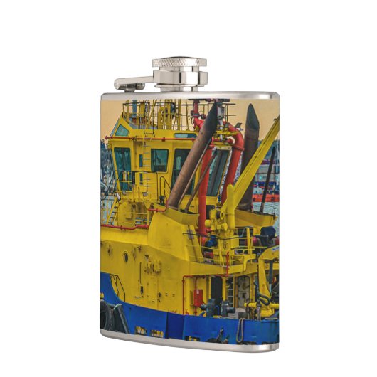 川、モンテビデオ、ウルグアイでセーリングするタグボート フラスク (左)