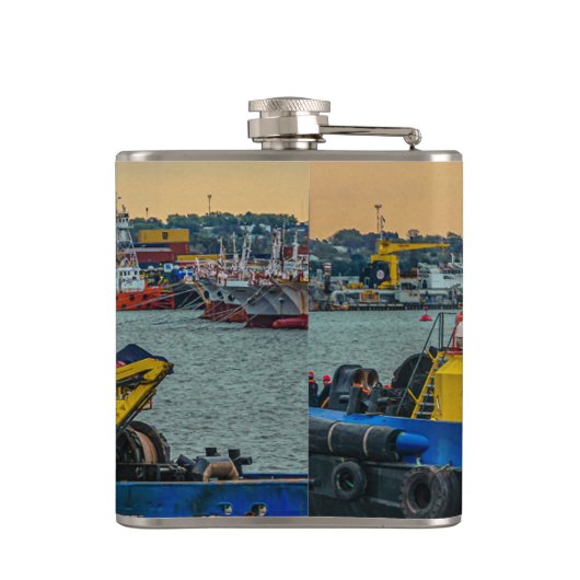 川、モンテビデオ、ウルグアイでセーリングするタグボート フラスク (裏面)