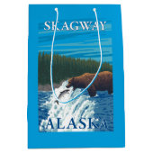 川- Skagway、アラスカのくまの魚釣り ミディアムペーパーバッグ (正面)