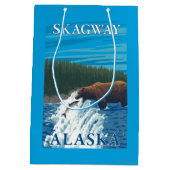 川- Skagway、アラスカのくまの魚釣り ミディアムペーパーバッグ (裏面)