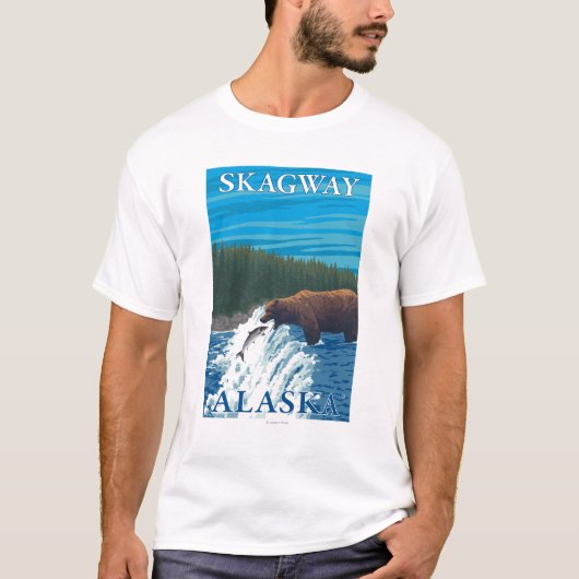 川- Skagway、アラスカのくまの魚釣り Tシャツ (正面)