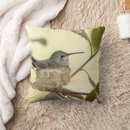 巣の上のメスのハミングバード クッション (ブランケット)