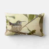 巣の上のメスのハミングバード ランバークッション (裏面)