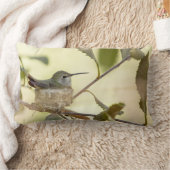 巣の上のメスのハミングバード ランバークッション (ブランケット)