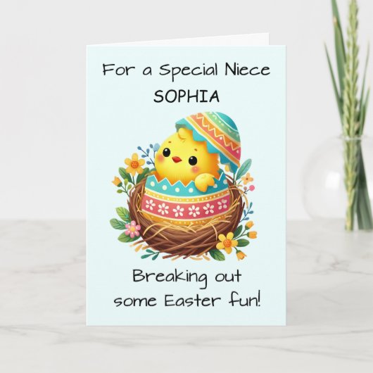巣の中で貝殻から飛び出す姪のイースターシック カード (正面)