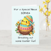 巣の中で貝殻から飛び出す姪のイースターシック カード (黄色い花)