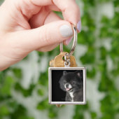 左に見る黒いポメラニア犬 キーホルダー (手)