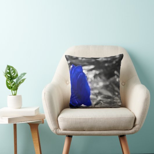 左の側面の銀製の背景の青のバラ クッション (椅子)