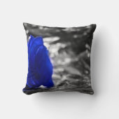 左の側面の銀製の背景の青のバラ クッション (正面)