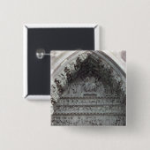 左の入口からのTympanum 缶バッジ (正面&裏面)