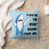 左の鮫の踊りのバレンタイン クッション (ブランケット)