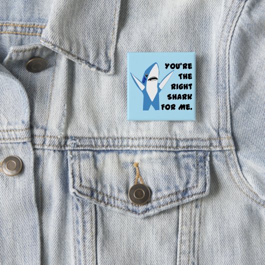 左の鮫の踊りのバレンタイン 缶バッジ (インサイチュ)