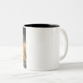 左利きのトラのマグ ツートーンマグカップ (正面右)