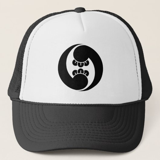 左向きの2つの唐草紋様が2つ キャップ (正面)