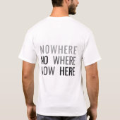 巧妙な「今どこにも」タイポグラフィ Tシャツ (裏面)