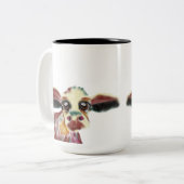 巨大で感情的な目を持つカラフルな牛 ツートーンマグカップ (正面左)