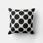 巨大なイカットドット、白い背景の黒いドット クッション (裏面)