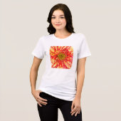 巨大なオレンジと黄金色のアスターの花 トライブレンドＴシャツ (正面全面)