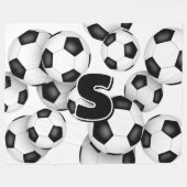 巨大なサッカーボールを覆う子供のモノグラム フリースブランケット (正面(横))