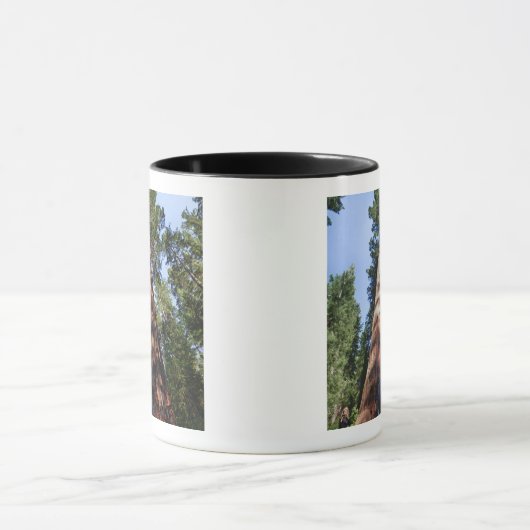 巨大なセコイアの基礎でビデオ撮影した女性 マグカップ (中央)