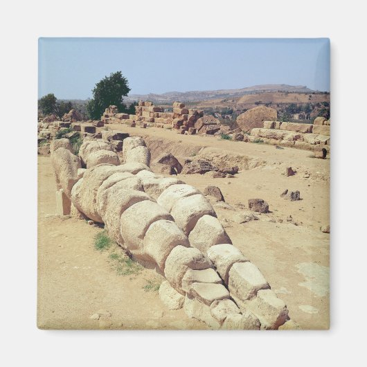 巨大なテレモン像の1つのビュー マグネット (正面)