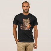 巨大なピザのスライスを食べる猫 - 幸せな表情 Tシャツ (正面フル)