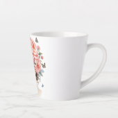 巨大なピンクのバラと蝶を持つ美しい女性 カフェラテマグ (右)