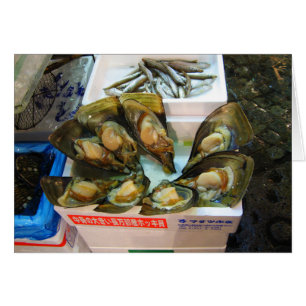 巨大なムラサキ貝のTsukijiの魚市場、東京、日本