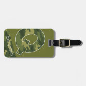 巨大なモノグラム文字Qカモフラージパターン ラゲッジタグ (正面横)