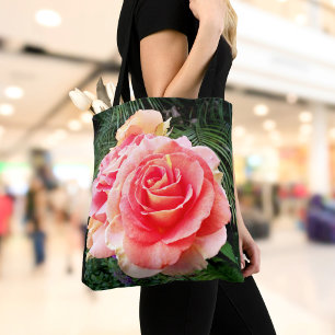 巨大なライトピンクのバラの花のクローズアップ写真モダン トートバッグ