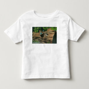 巨大なレッドウッドの節穴で露出される頭部 トドラーTシャツ