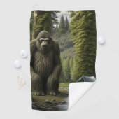 巨大な大きな足は森のテントの横に座っている ゴルフタオル (インサイチュ)