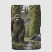 巨大な大きな足は森のテントの横に座っている ゴルフタオル (正面)