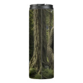 巨大な大きな足は、テントの横の森の中に座っている タンブラー (裏面)