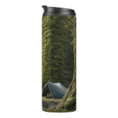 巨大な大きな足は、テントの横の森の中に座っている タンブラー (回転右)