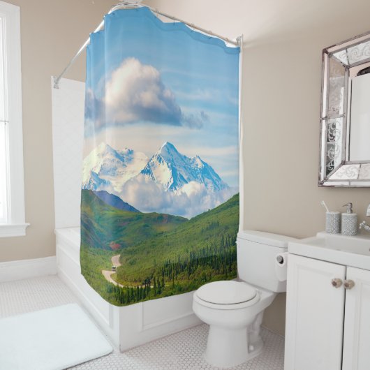 巨大な山々と周りを疑問に思 シャワーカーテン (インサイチュ)