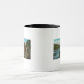 巨大な岩とトロリー線の景色 マグカップ (中央)