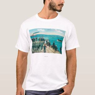 巨大な捕獲物との魚釣り場面 Tシャツ