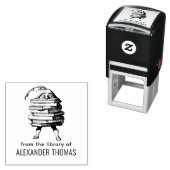 巨大な本の束を持ったエルフの小人 図書館名 セルフインキングスタンプ (インサイチュ)