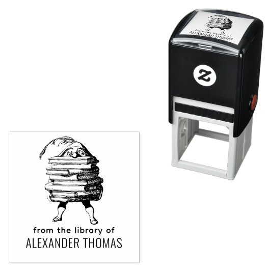 巨大な本の束を持ったエルフの小人　図書館名 セルフインキングスタンプ (インサイチュ)