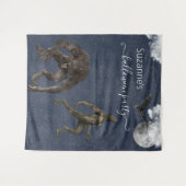 巨大な満月が空に浮かぶ、真っ暗な夜の森。そこに、大小さまざまな狼たちが潜む。ハロウィンパーティーのバ タペストリー (正面(横))